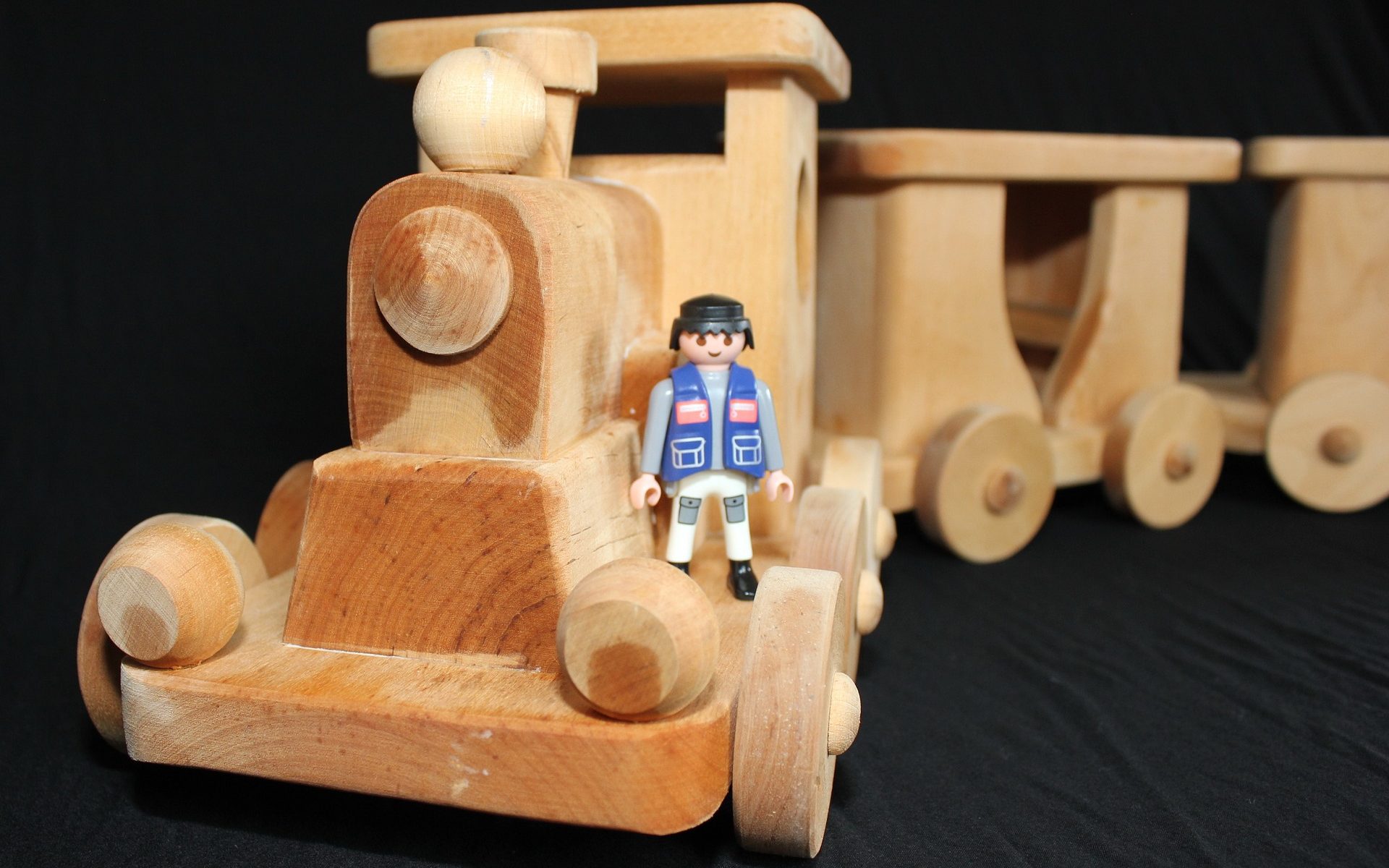 Cómo hacer un motor de tren de madera y vagones: elegir sus propias opciones.