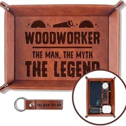 INNObeta Woodworker Gifts - Bandeja de valet para hombres, hombres, organizador de almacenamiento de escritorio de piel sintética, bandeja de noche para llaves y monedas para cumpleaños, The Man The